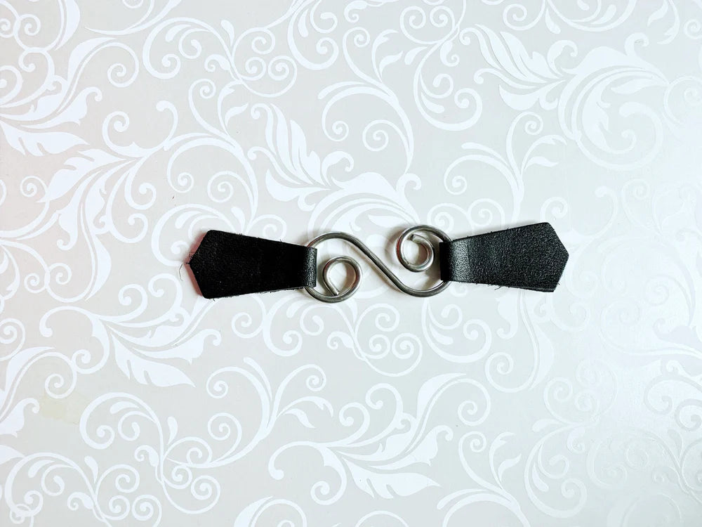 KardiKlips Silver & Black Leather Swirl Cinch Clip